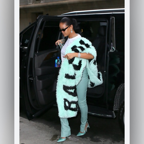 Balenciaga faux fur shawl - Picture 9 of 10